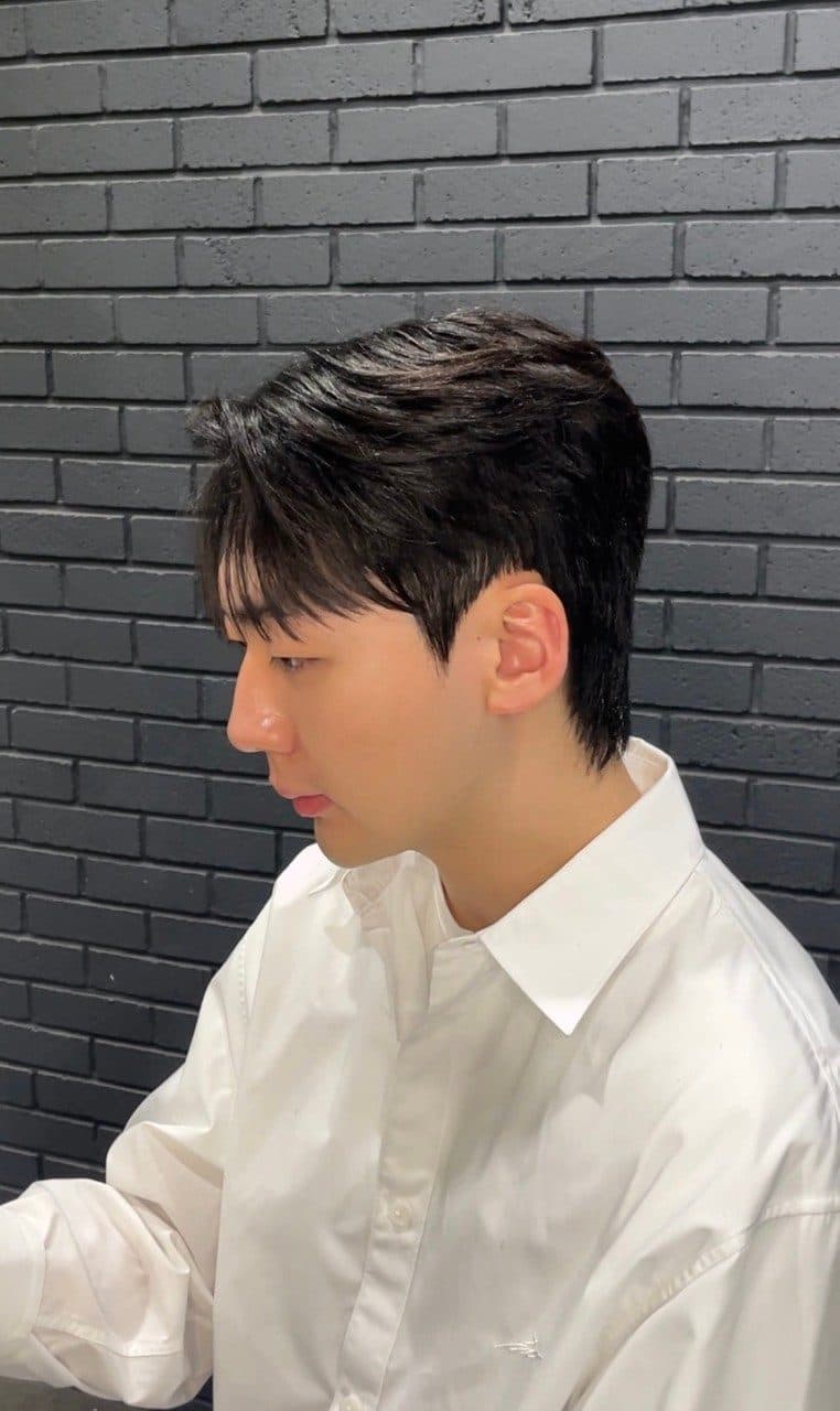 준오헤어 서면부전점 이나 디자이너의 옆으로 흐르게 정리한 남성 짧은 컷 스타일 예시