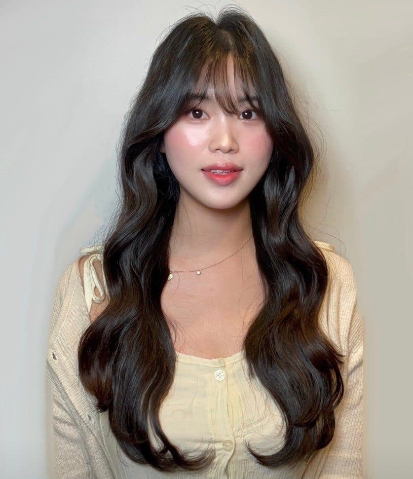 준오헤어 서면부전점 제니 수석실장의 앞머리를 낸 긴 기장 웨이브 스타일 예시