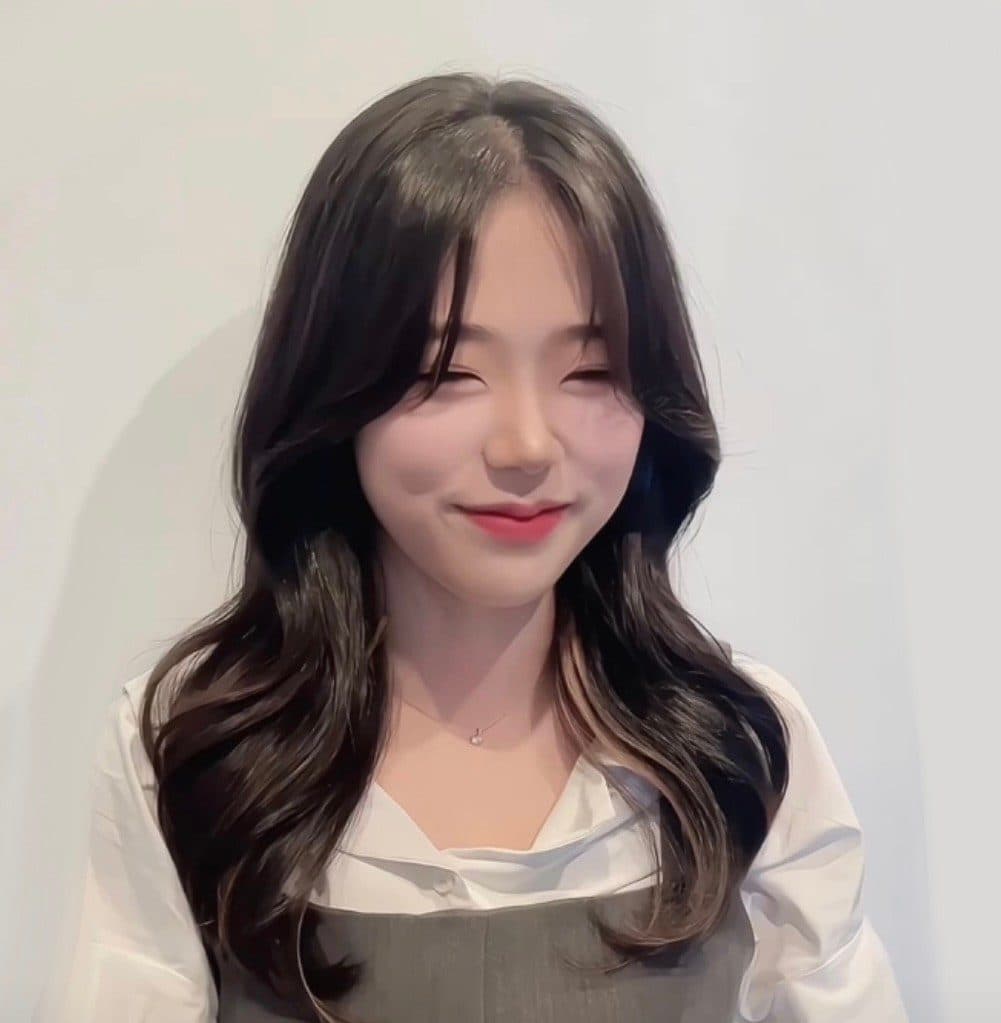 준오헤어 서면부전점 소연 디자이너의 앞머리와 끝 웨이브가 있는 갈색 톤 단발 스타일 예시