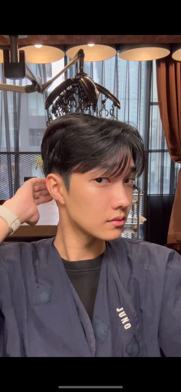 준오헤어 서면부전점 혁 수석실장이 가운데 가르마를 낸 남성 스타일 예시