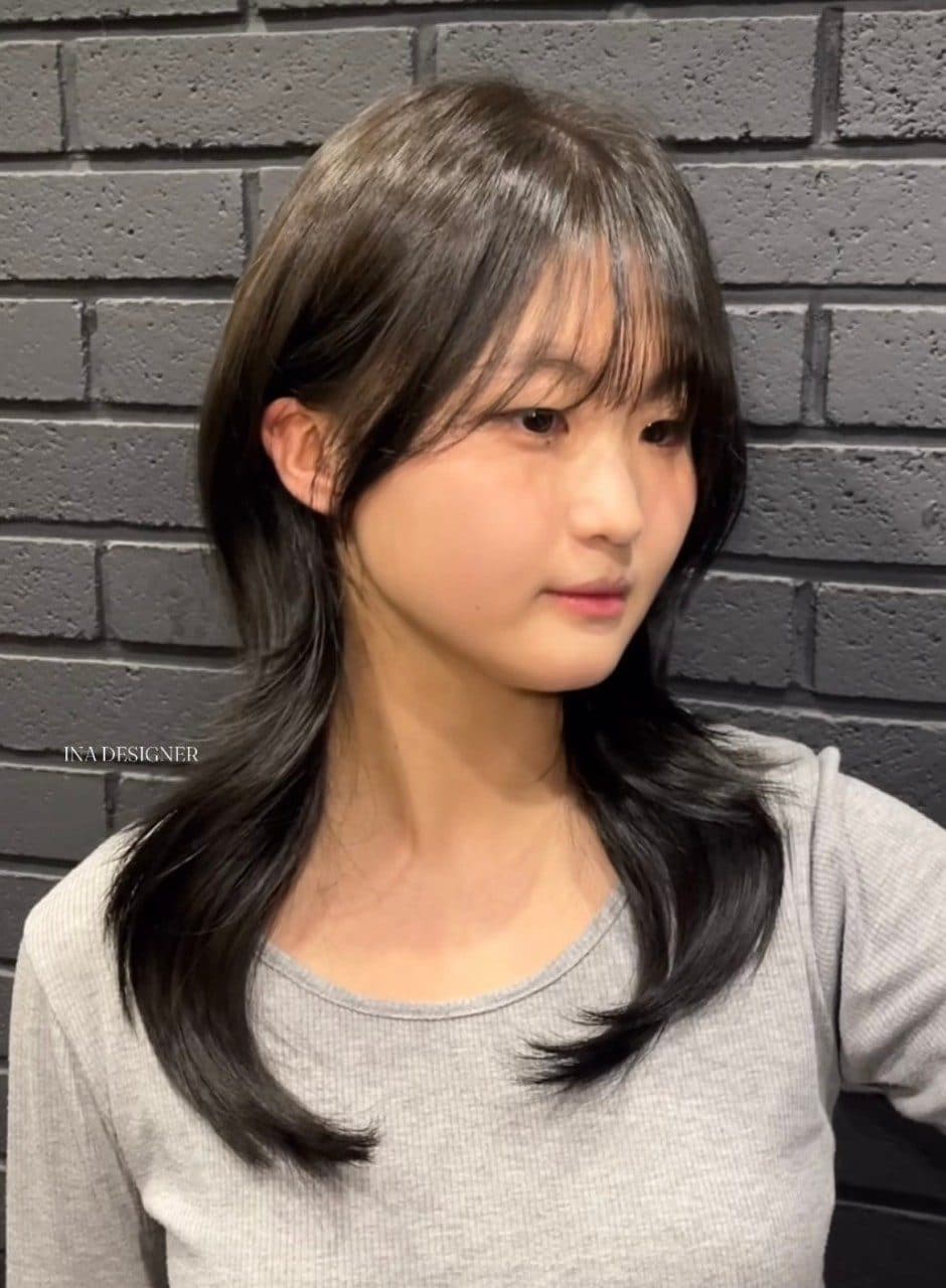 준오헤어 서면부전점 이나 디자이너의 앞머리에 층을 낸 중간 기장 스타일 예시