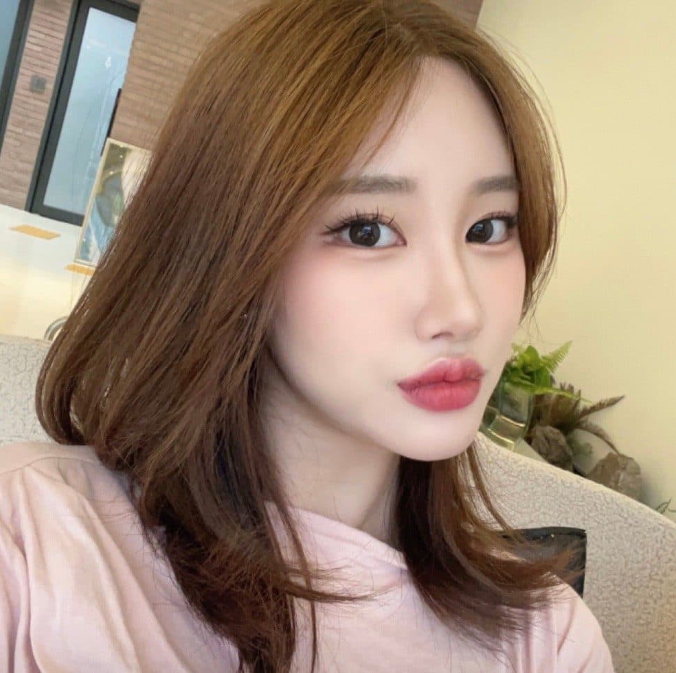 준오헤어 서면부전점 제니 수석실장의 갈색 중간 기장 웨이브 스타일 예시
