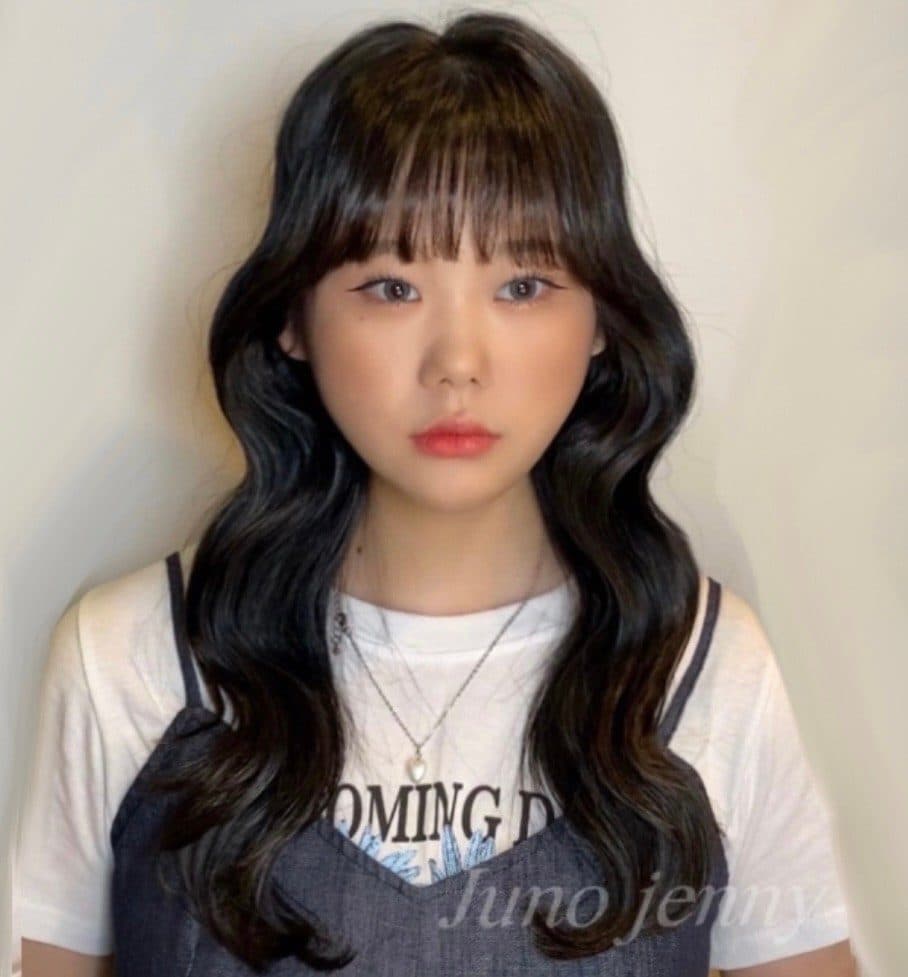 준오헤어 서면부전점 제니 수석실장의 검은 긴 기장 큰 웨이브와 앞머리 히피펌 스타일 예시