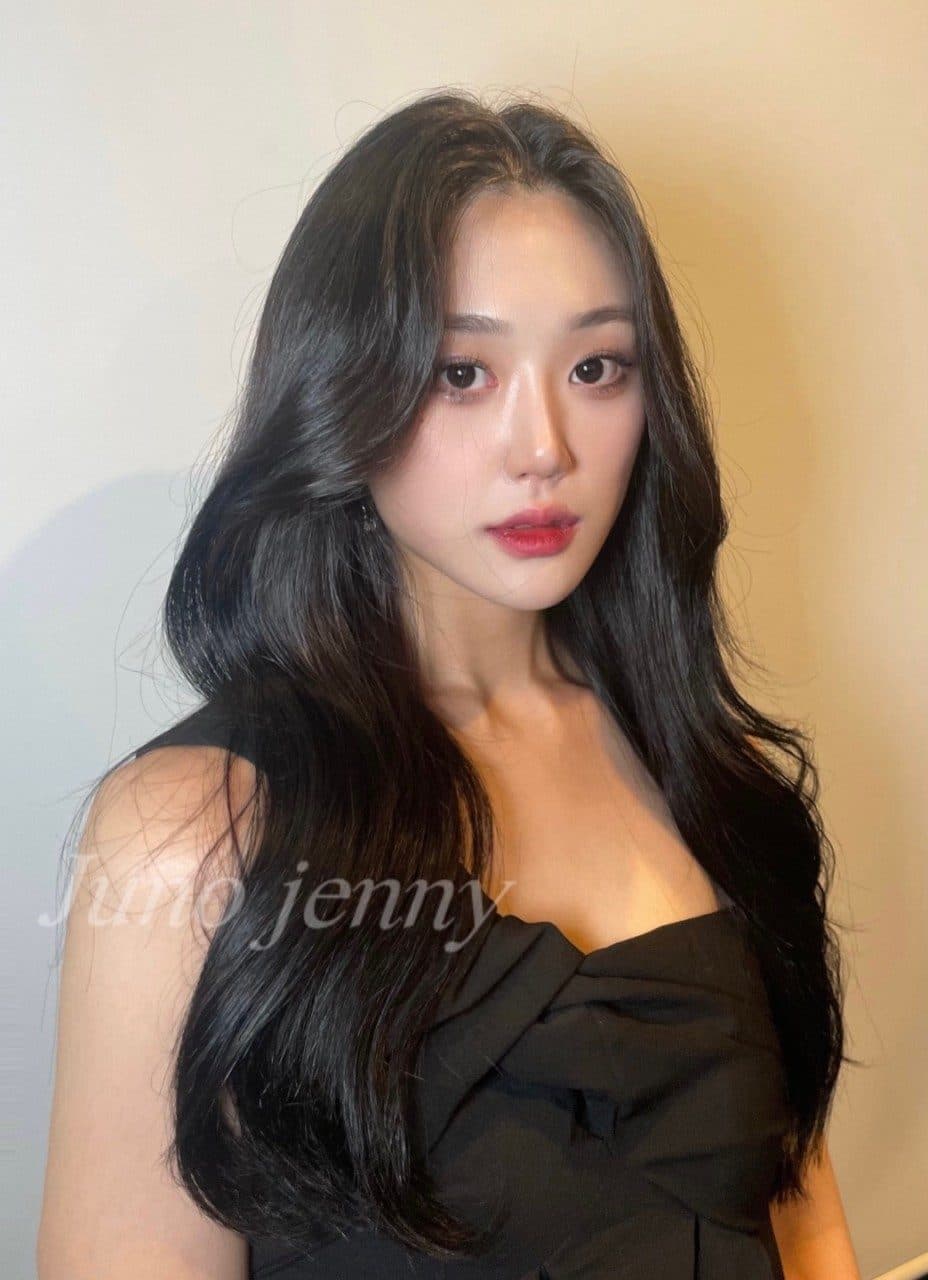 준오헤어 서면부전점 제니 수석실장의 검은 긴 기장 웨이브 스타일 예시