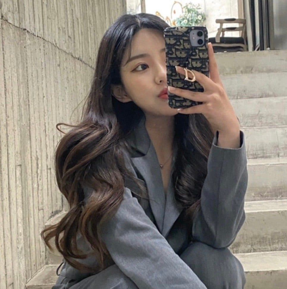 준오헤어 서면부전점 제니 수석실장의 갈색 긴 기장 웨이브 스타일 예시