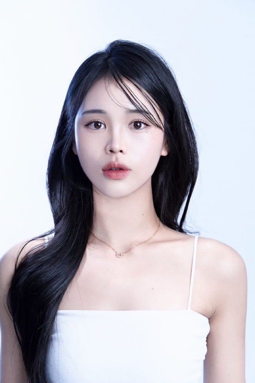 준오헤어 서면부전점 제니 수석실장의 짙은 갈색 톤 긴 기장 웨이브 스타일 예시