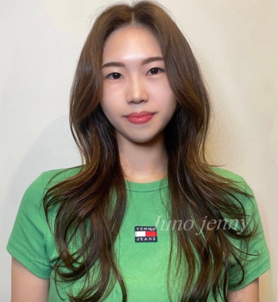 준오헤어 서면부전점 제니 수석실장의 갈색 긴 기장 웨이브 스타일 예시