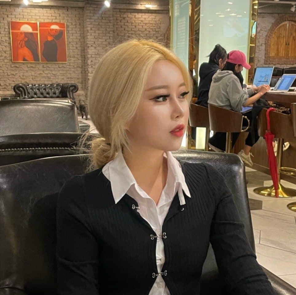 준오헤어 서면부전점 제니 수석실장의 밝은 금빛 긴 기장 웨이브 스타일 예시
