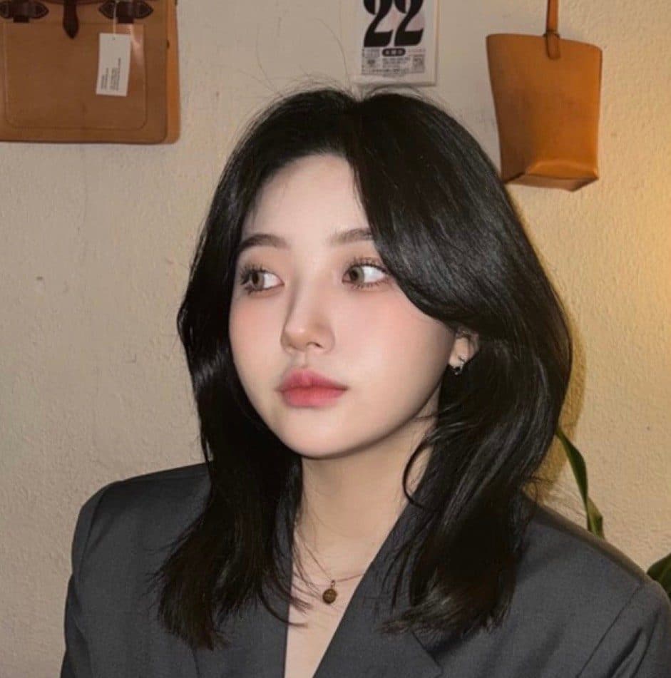 준오헤어 서면부전점 제니 수석실장의 밝은 금빛 중간 기장 웨이브 스타일 예시