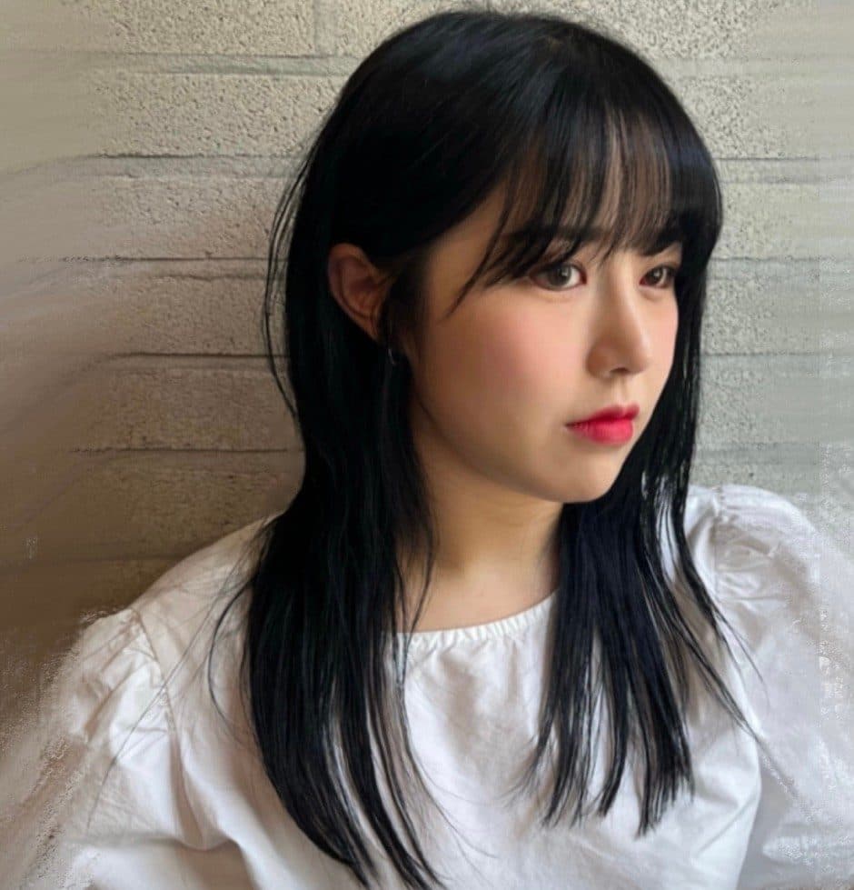 준오헤어 서면부전점 제니 수석실장의 주황빛이 도는 중간 기장 웨이브 스타일 예시