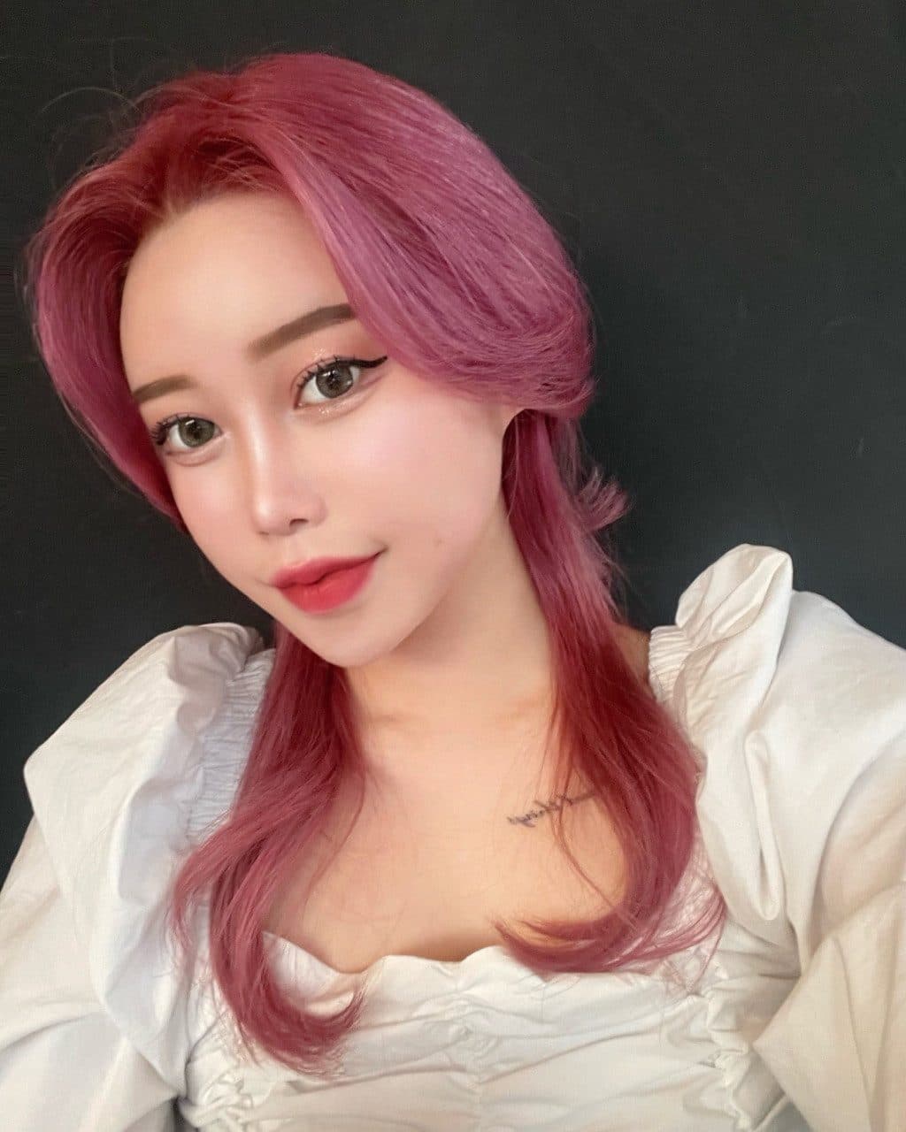 준오헤어 서면부전점 제니 수석실장의 분홍빛이 도는 단발 웨이브 스타일 예시