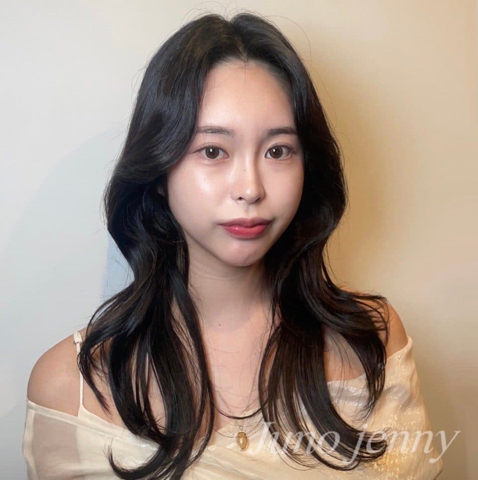 준오헤어 서면부전점 제니 수석실장의 짙은 갈색 톤 긴 기장 웨이브 스타일 예시