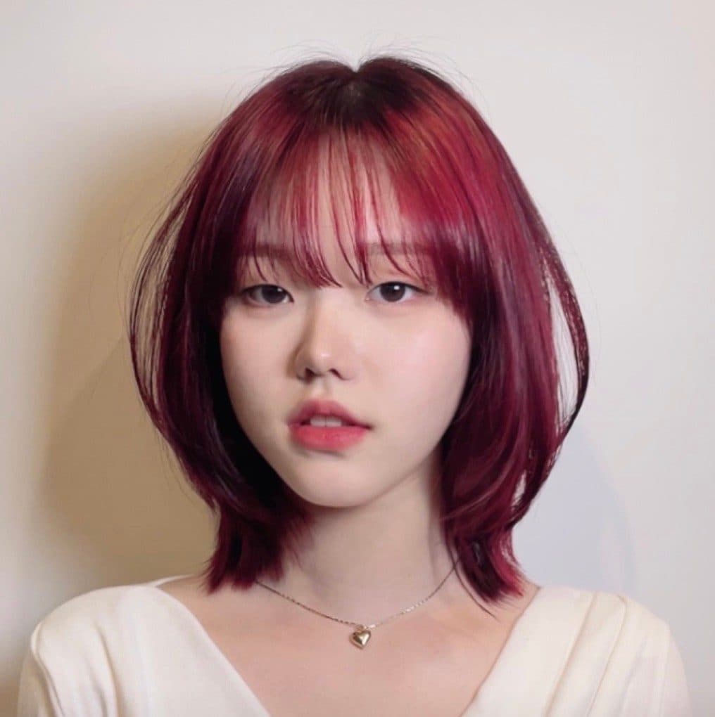 준오헤어 서면부전점 소연 디자이너의 와인빛이 도는 단발 웨이브 스타일 예시
