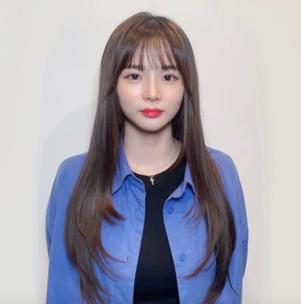 준오헤어 서면부전점 소연 디자이너의 갈색 톤 긴 기장 스트레이트 스타일 예시
