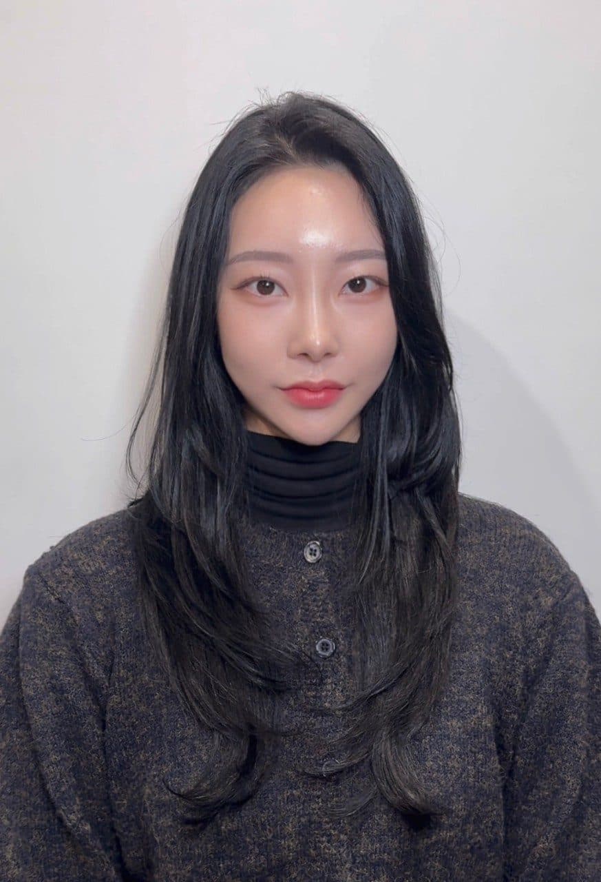 준오헤어 서면부전점 소연 디자이너의 갈색 톤 긴 기장 스트레이트 스타일 예시