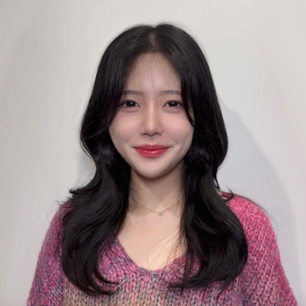 준오헤어 서면부전점 소연 디자이너의 분홍빛이 도는 갈색 긴 기장 웨이브 스타일 예시