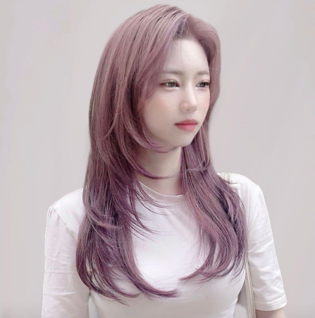 준오헤어 서면부전점 소연 디자이너가 시술한 보랏빛이 도는 긴 기장 웨이브 스타일 예시