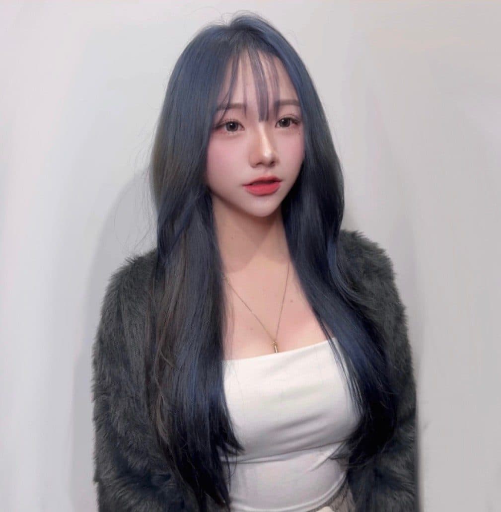 준오헤어 서면부전점 소연 디자이너의 검은 긴 기장 스트레이트 스타일 예시