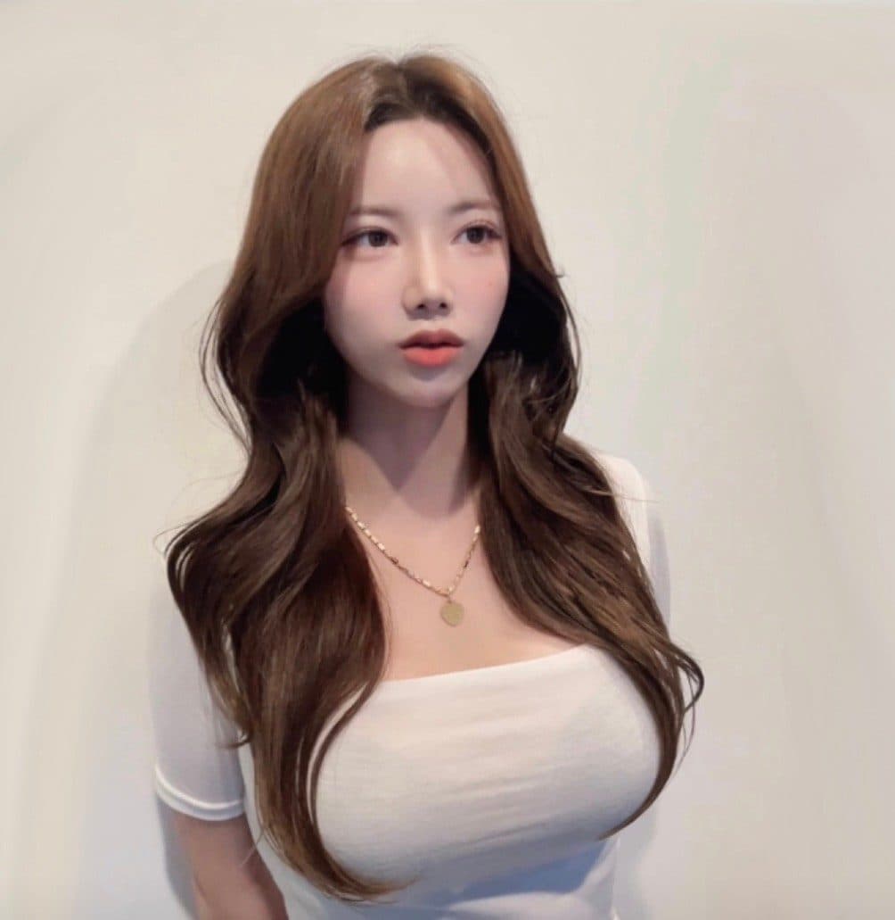 준오헤어 서면부전점 소연 디자이너의 갈색 톤 중간 기장 스트레이트 스타일 예시
