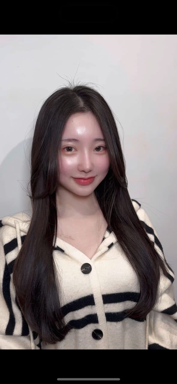 준오헤어 서면부전점 소연 디자이너가 시술한 갈색 톤 긴 기장 웨이브 스타일 예시