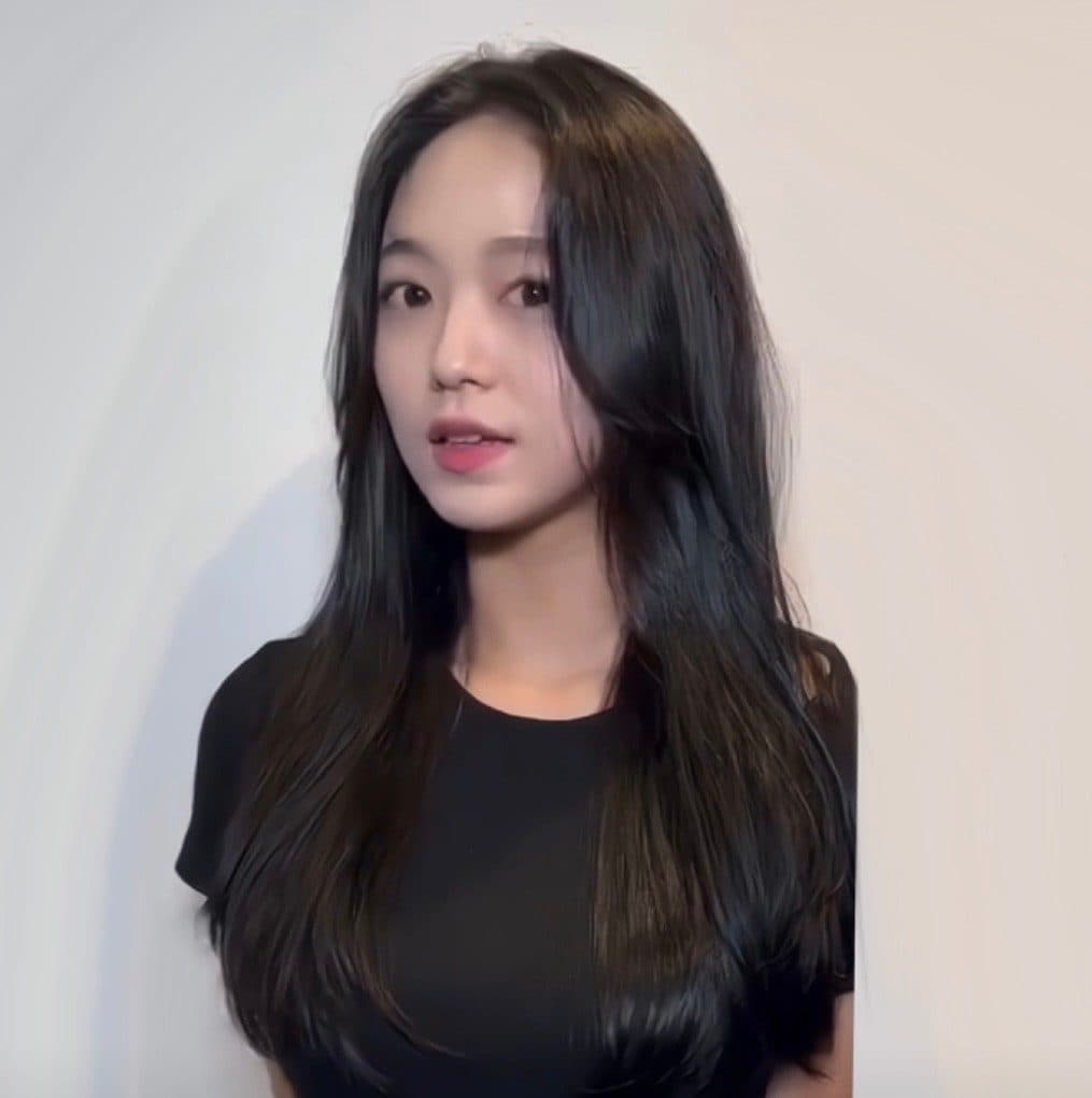 앞머리가 있고 끝에 웨이브가 있는 갈색 톤 단발 헤어스타일 이미지