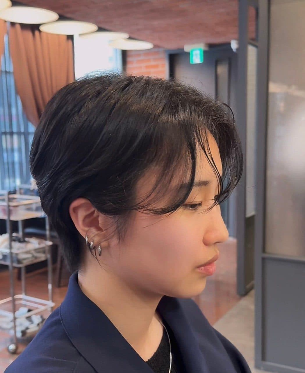 준오헤어 서면부전점 소연 디자이너가 시술한 갈색 톤 중간 기장 웨이브 스타일 예시