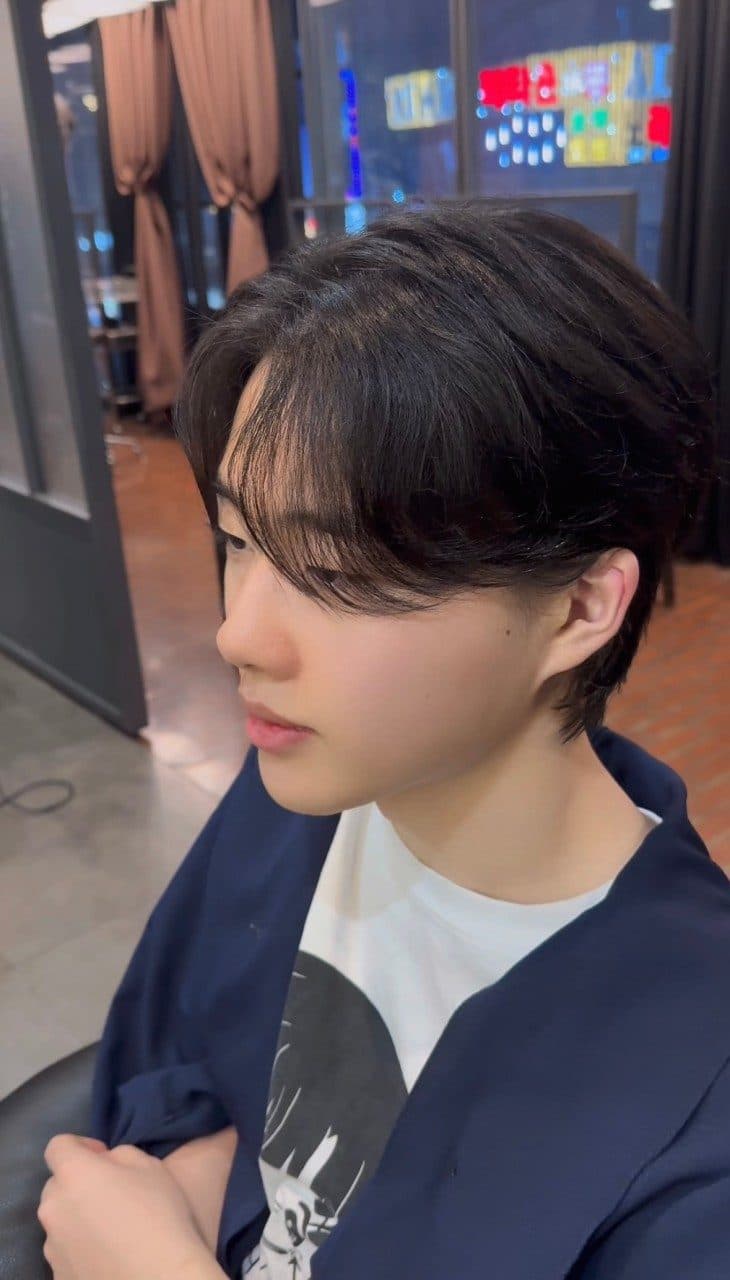 준오헤어 서면부전점 소연 디자이너의 앞머리와 끝 웨이브를 살린 갈색 톤 단발 스타일 예시