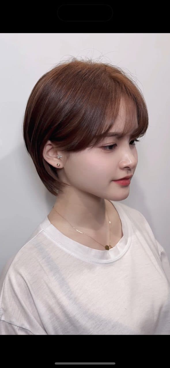 준오헤어 서면부전점 소연 디자이너의 앞머리가 있고 끝에 웨이브가 있는 갈색 톤 단발 스타일 예시