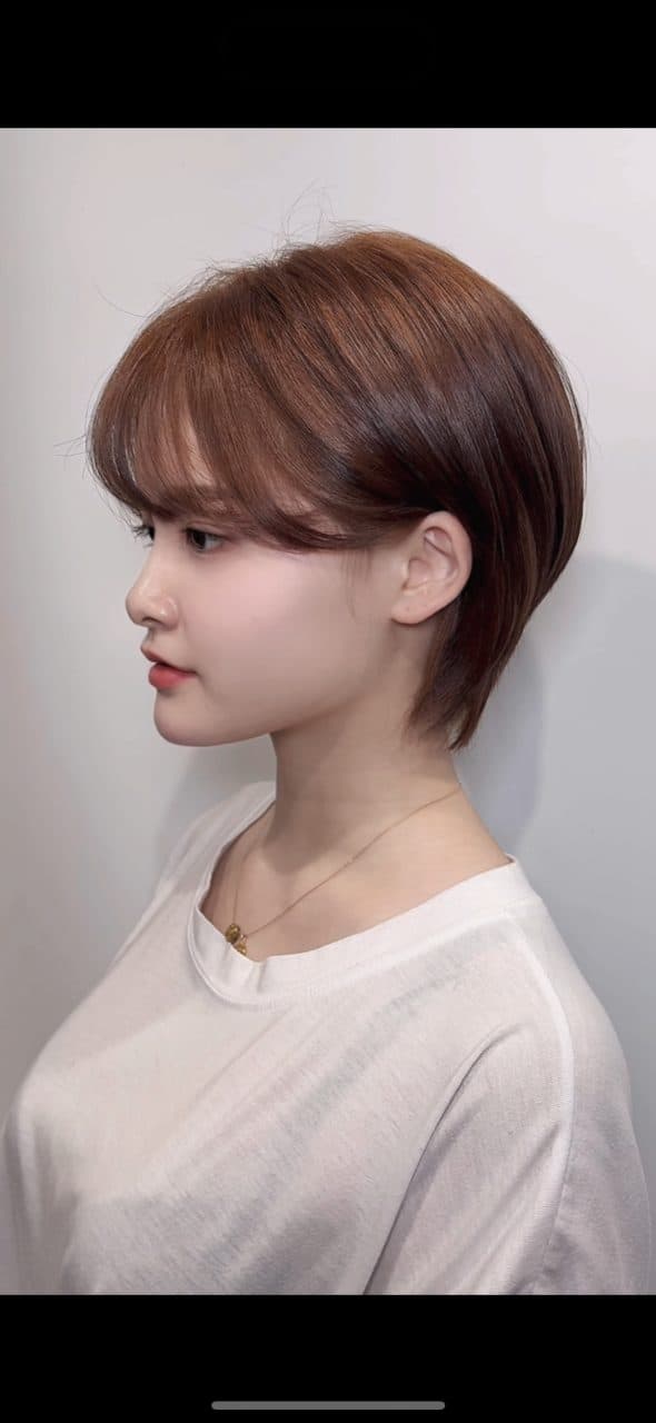서면 준오헤어 소연 실장이 시술한 따뜻한 브라운 톤 그라데이션 염색 옆모습 예시, 윤기가 살아 있는 결