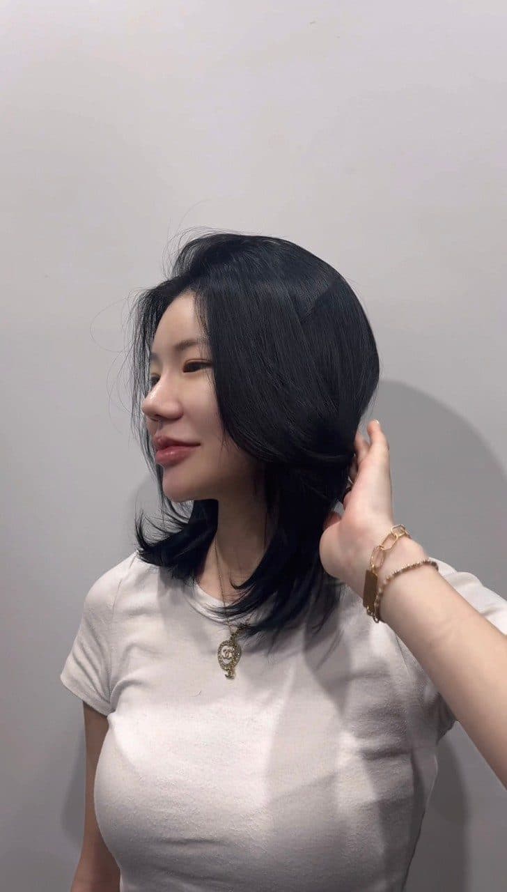 준오헤어 서면부전점 소연 디자이너의 검은 중간 기장 스트레이트 스타일 예시