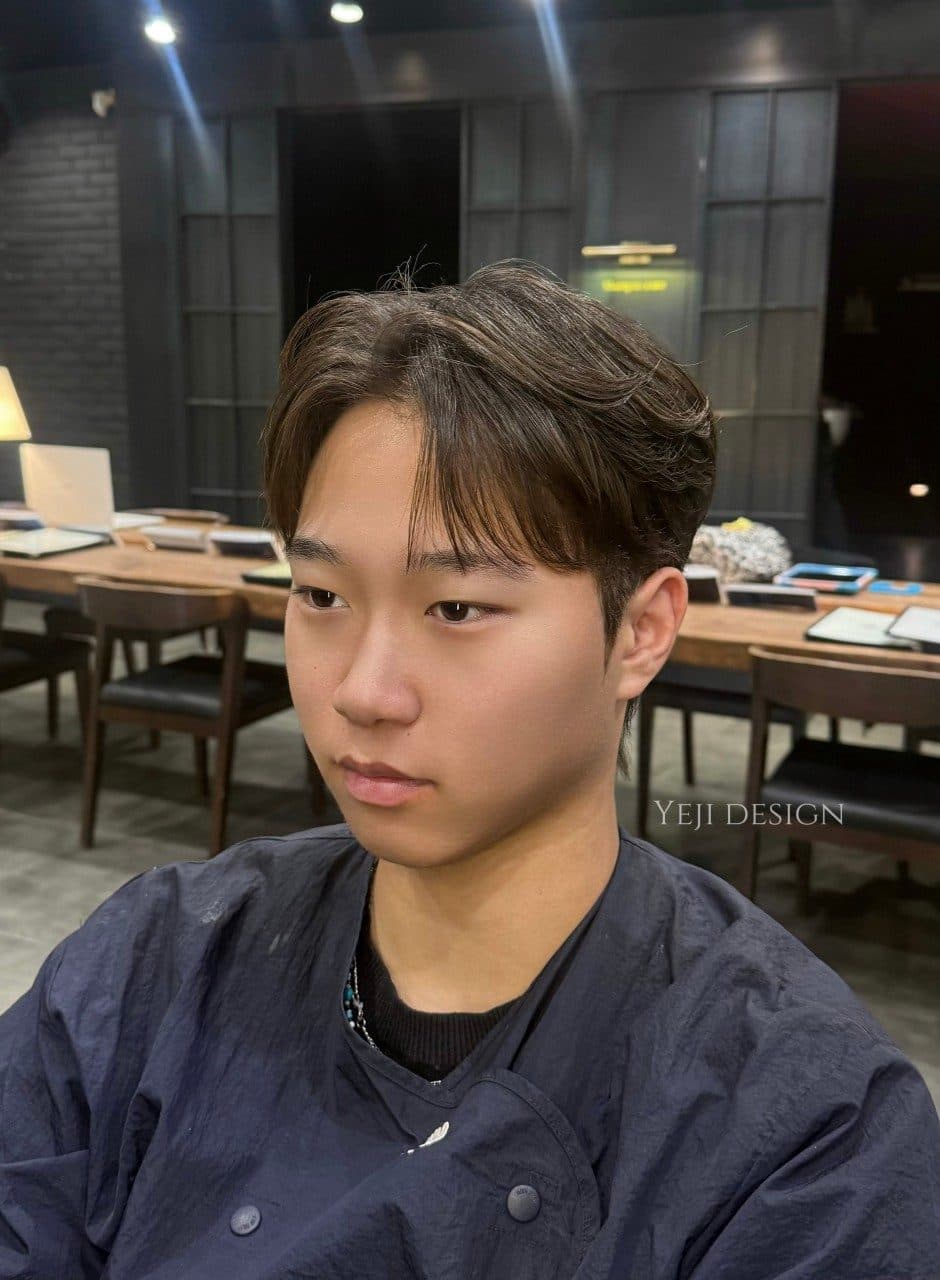 준오헤어 서면부전점 예지 디자이너의 앞쪽에 볼륨을 준 남성 짧은 컷 스타일 예시