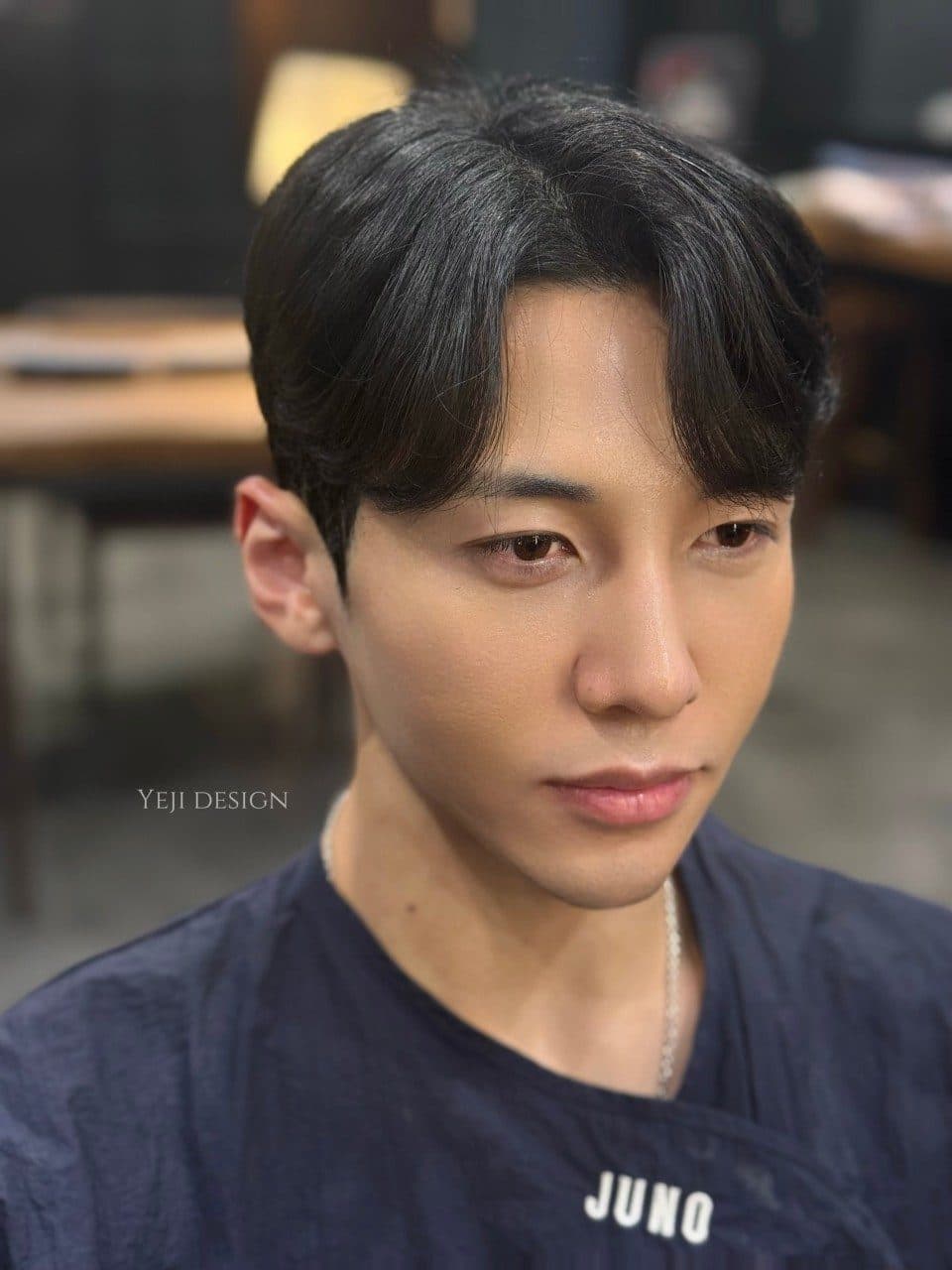 준오헤어 서면부전점 예지 디자이너가 앞머리를 내린 남성 짧은 컷 예시